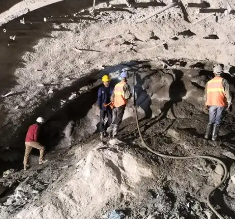 环江拱顶带模注浆料的施工流程及注意事项